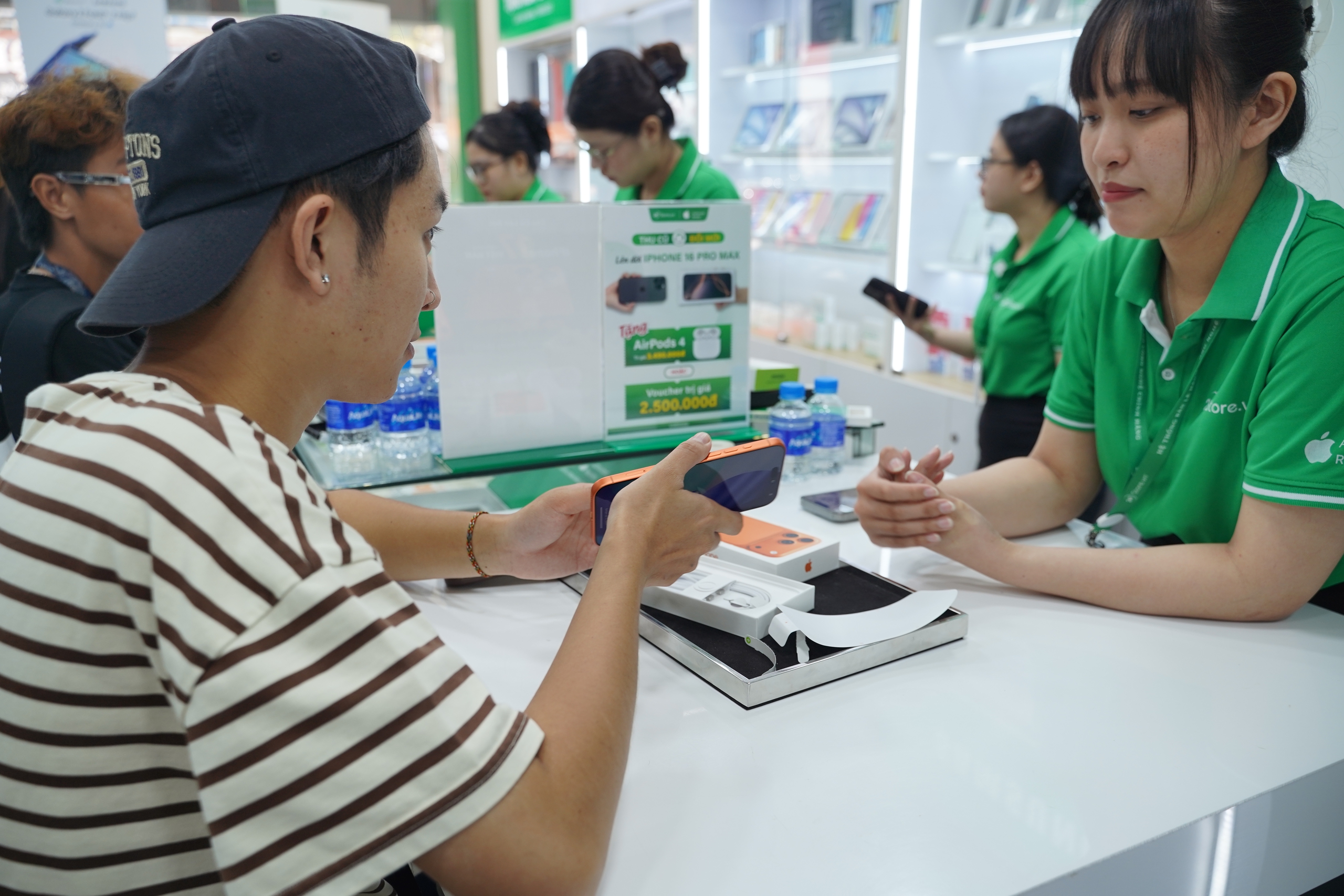 Cận cảnh "đập hộp" iPhone 17 Pro Max tại TP HCM 6 VIDEO