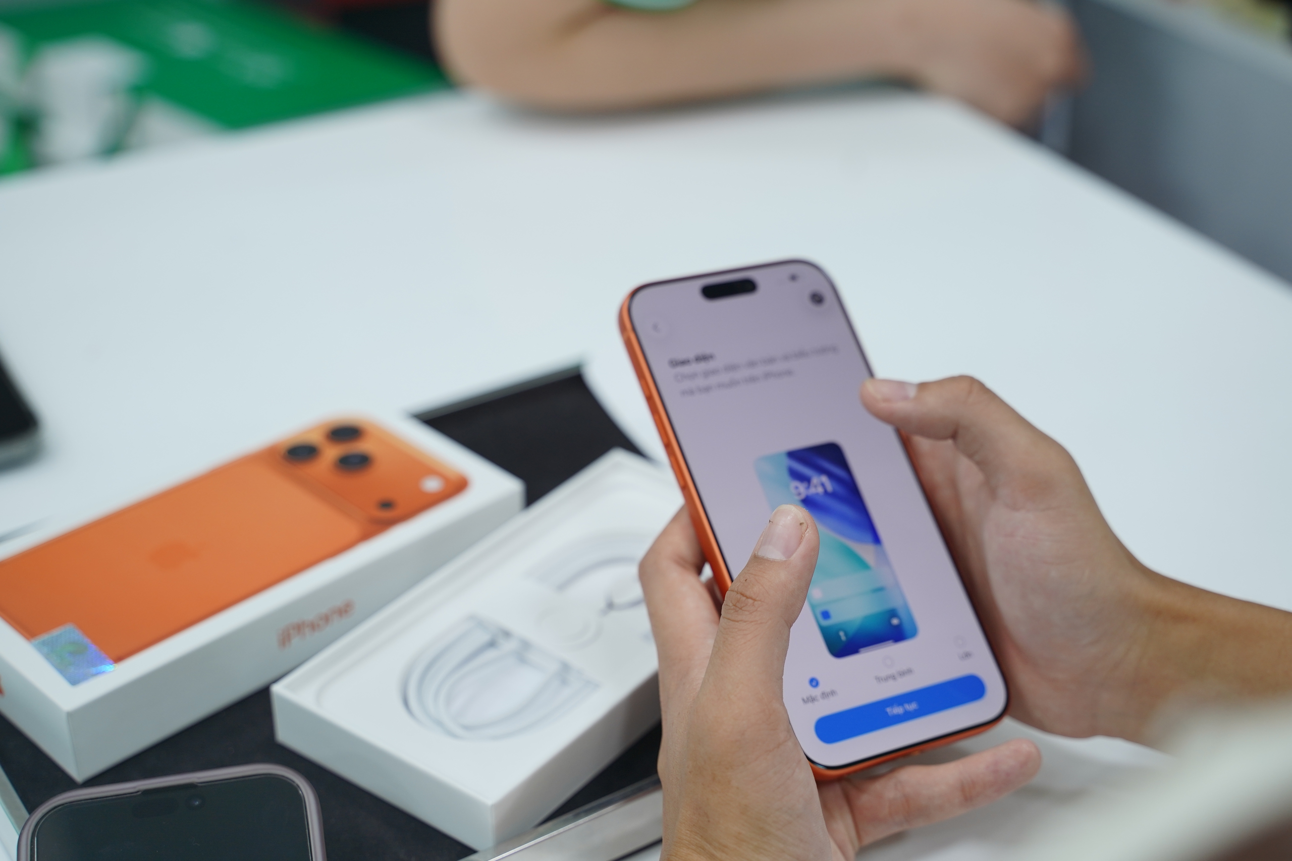 Cận cảnh "đập hộp" iPhone 17 Pro Max tại TP HCM 5 VIDEO