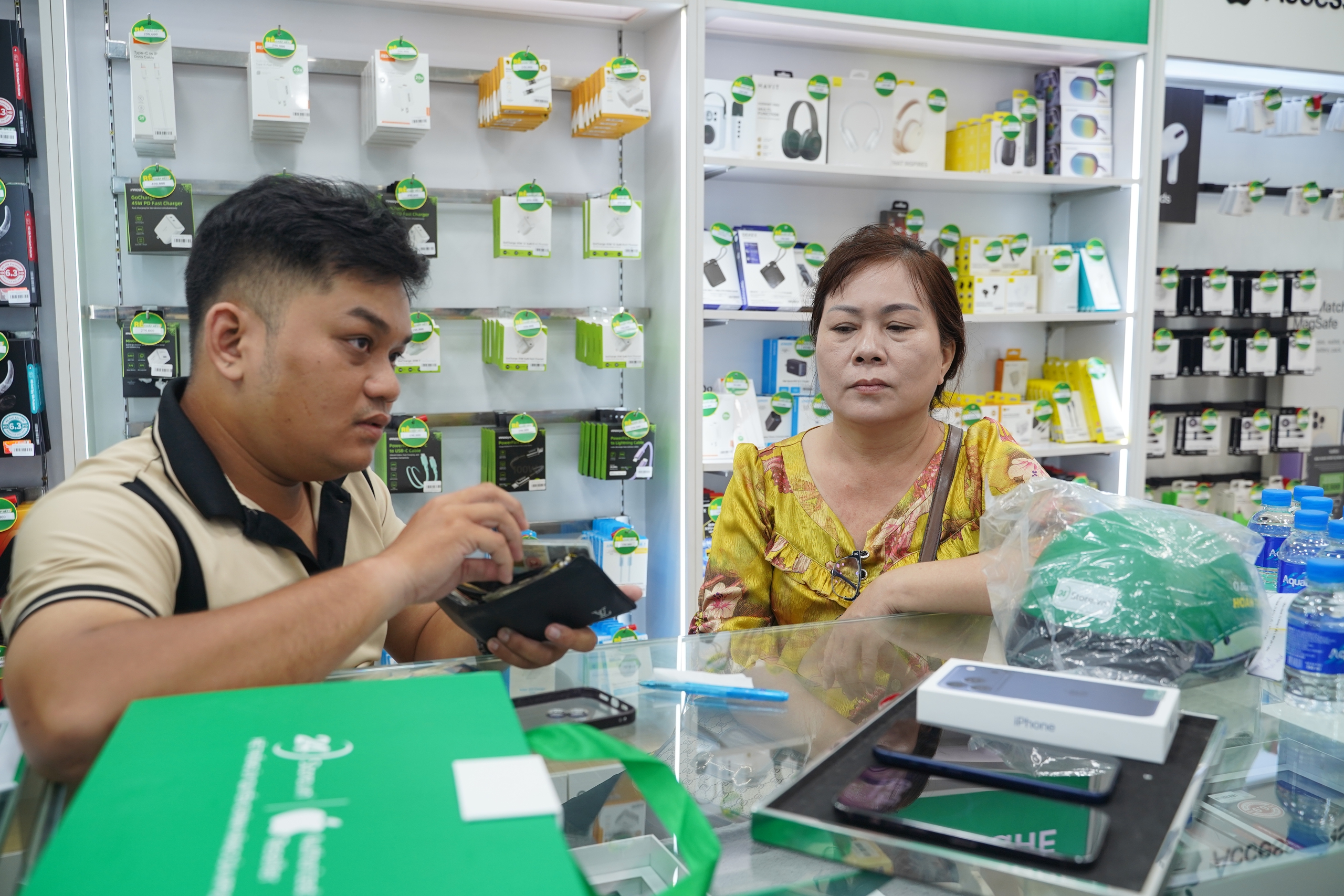 Cận cảnh "đập hộp" iPhone 17 Pro Max tại TP HCM 7 VIDEO