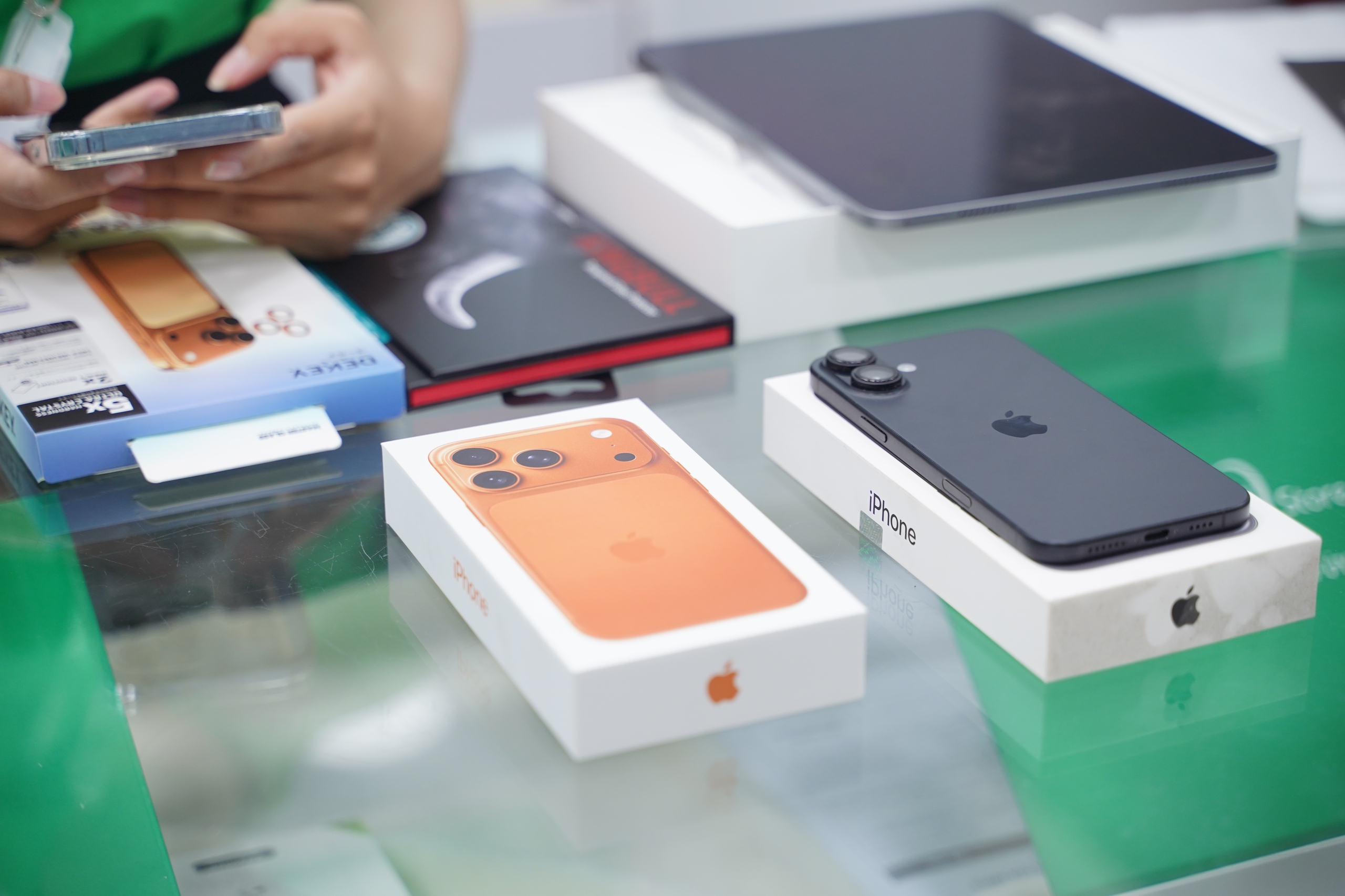 Cận cảnh "đập hộp" iPhone 17 Pro Max tại TP HCM 8 VIDEO