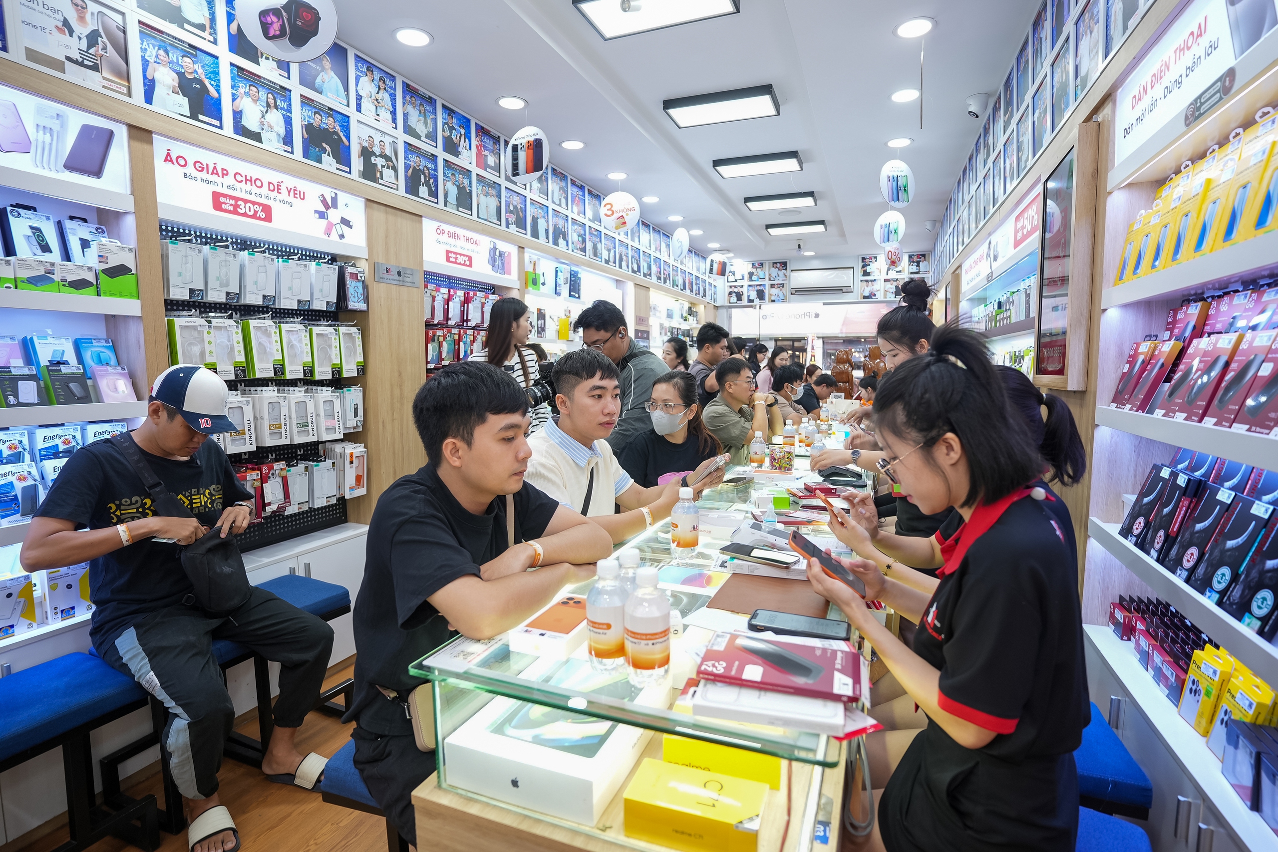 Cận cảnh "đập hộp" iPhone 17 Pro Max tại TP HCM 10 VIDEO