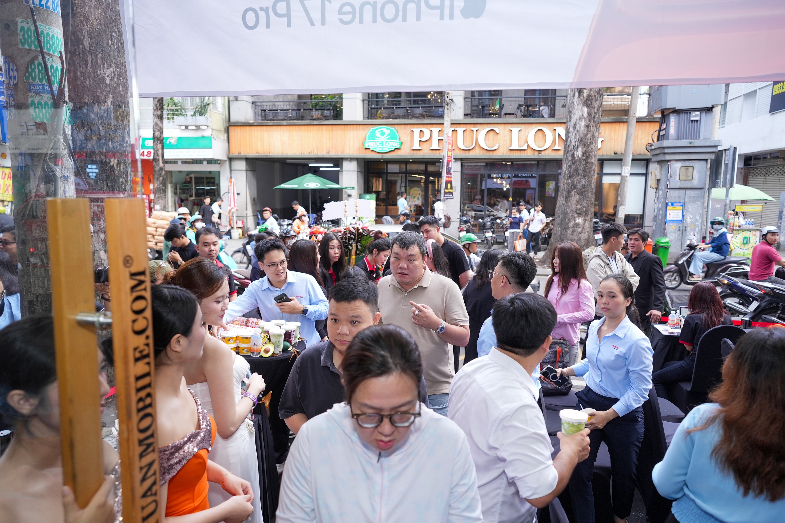 Cận cảnh "đập hộp" iPhone 17 Pro Max tại TP HCM 11 VIDEO