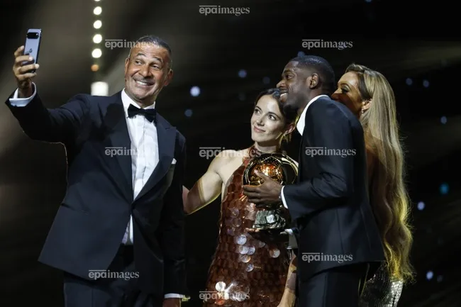 Ngôi sao người Pháp giành giải thưởng lớn Quả bóng vàng. Ảnh: EPA. messi-noi-gi-ve-dong-doi-cu-dembele-vua-gianh-qua-bong-vang (3).jpg