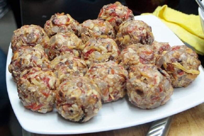 Nhân bánh trung thu thập cẩm được vo tròn thành từng viên nhỏ (Ảnh: Internet).