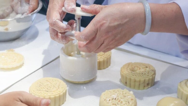 Đóng khuôn tạo hình cho bánh trung thu nướng (Ảnh: Internet).