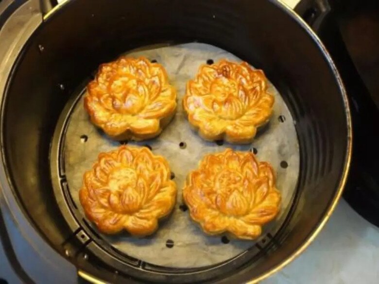 Bánh nướng bằng nồi chiên không dầu rất ngon, màu sắc bắt mắt (Ảnh: Internet).