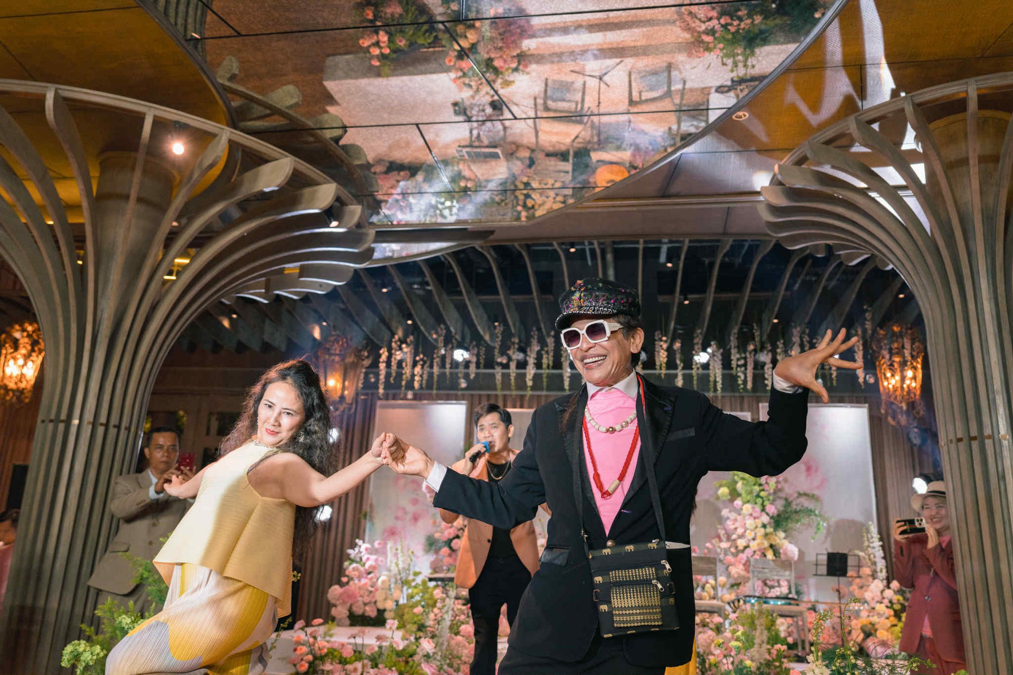 MC Thanh Bạch và những lần dự đám cưới với trang phục lấn át cả cô dâu- Ảnh 3.