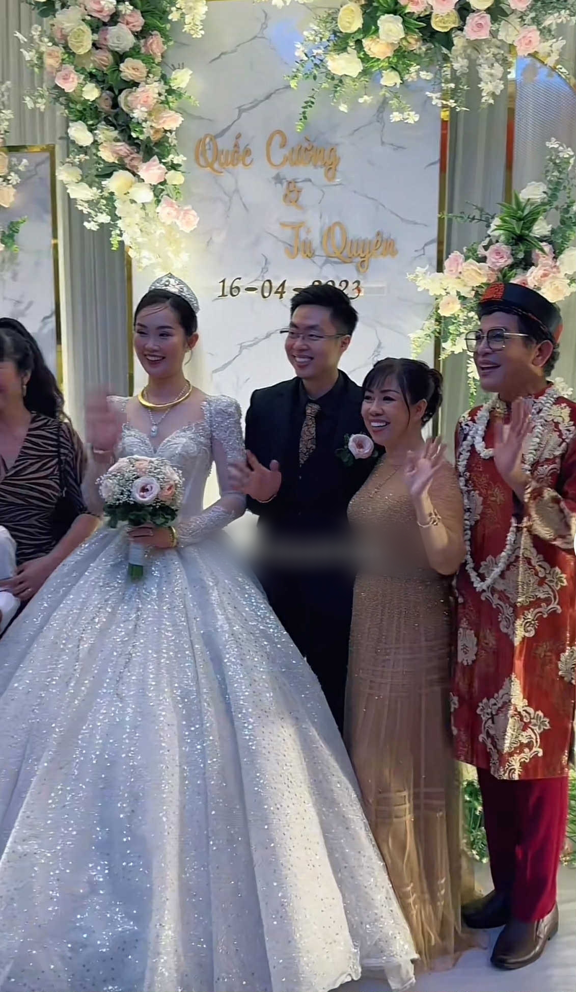 MC Thanh Bạch và những lần dự đám cưới với trang phục lấn át cả cô dâu- Ảnh 5.