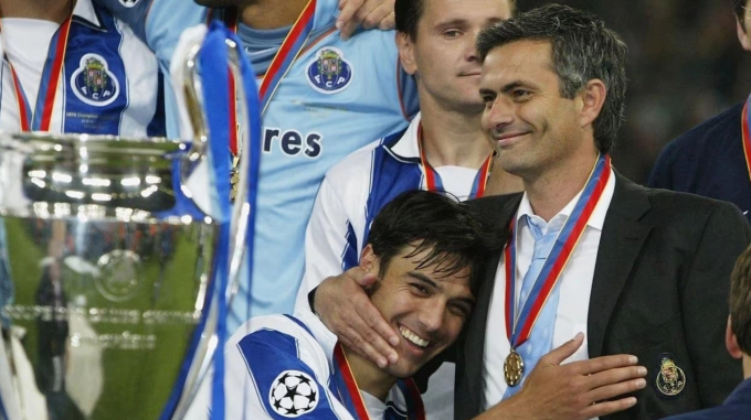 HLV Jose Mourinho giành Champions League với Porto năm 2004. Ảnh: UEFA