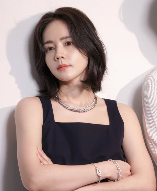 Mỹ nhân có mũi đẹp nhất showbiz U45 vẫn là "nữ thần sắc đẹp": Không ăn đồ ngọt, bỏ hẳn 3 loại thực phẩm này vào "danh sách đen" 5 Với lối sống khoa học, kiên trì nói không với đồ ngọt, thực phẩm chế biến sẵn và duy trì những thói quen giản dị như ngủ sớm, rửa mặt bằng nước hay uống dầu ô liu, Han Ga In chứng minh rằng bí quyết để giữ nhan sắc “nữ thần” đôi khi lại bắt nguồn từ sự đơn giản nhất.