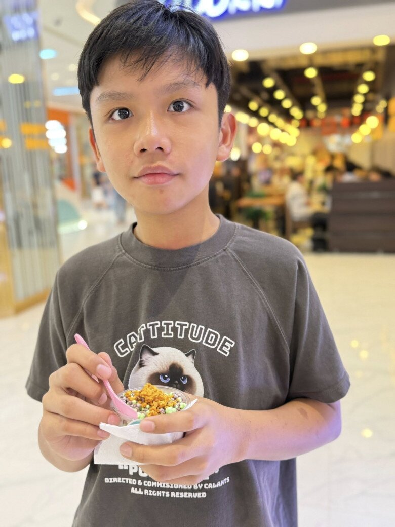 Bố đơn thân Nguyễn Văn Chung thương con trai hiểu chuyện không đòi hỏi quà đắt tiền, chỉ cần có thời gian đi chơi cùng nhau 2 Bé Bu - con trai của nhạc sĩ Nguyễn Văn Chung thừa hưởng nhiều nét đẹp của bố.