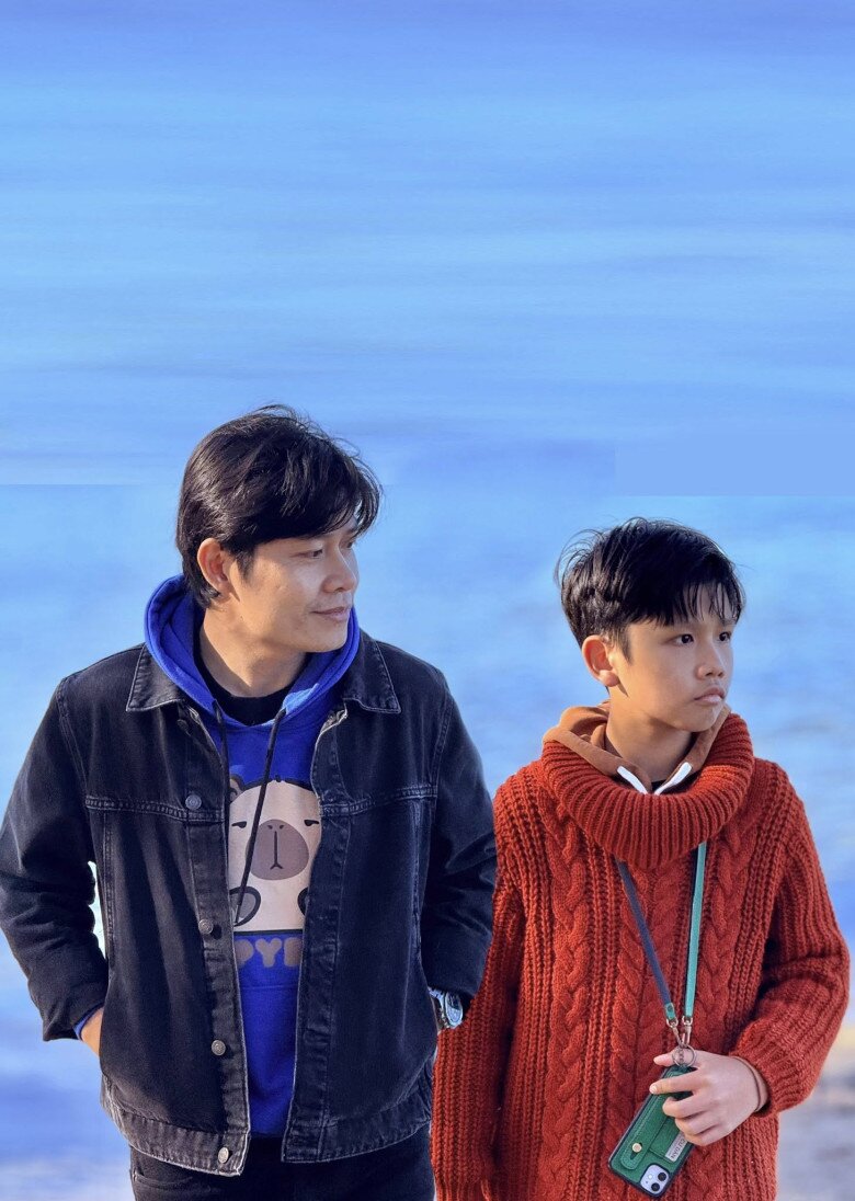 Bố đơn thân Nguyễn Văn Chung thương con trai hiểu chuyện không đòi hỏi quà đắt tiền, chỉ cần có thời gian đi chơi cùng nhau 5 Nhạc sĩ Nguyễn Văn Chung áy náy, day dứt vì không thể cho con trai gia đình trọn vẹn.