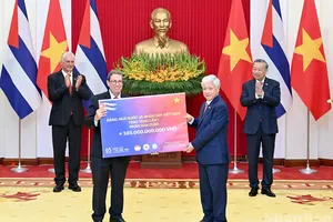 Việt Nam trao tặng nhân dân Cuba 385 tỉ đồng