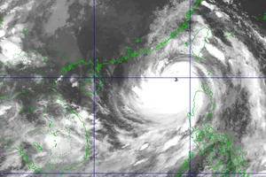 Siêu bão Ragasa vào Biển Đông gây sóng cao trên 10 mét