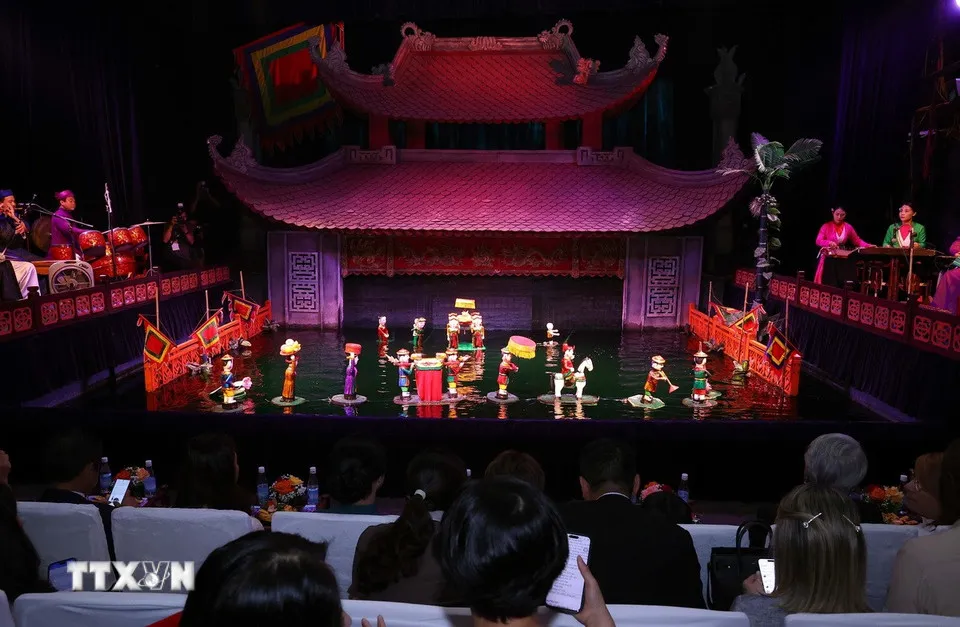 Hai Phu nhân thưởng thức các tiết mục múa rối nước. Ảnh: TTXVN phu-nhan-ngo-phuong-ly-tai-ngo-phu-nhan-lis-cuesta-peraza-tai-ha-noi-2.jpg