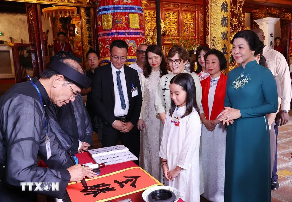 Các thầy đồ tặng chữ thư pháp cho Phu nhân Bí thư thứ nhất, Chủ tịch nước Cuba. Ảnh: TTXVN phu-nhan-ngo-phuong-ly-tai-ngo-phu-nhan-lis-cuesta-peraza-tai-ha-noi-7.jpg