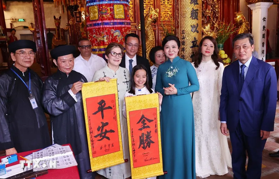 Các thầy đồ tặng chữ thư pháp cho Phu nhân Bí thư thứ nhất, Chủ tịch nước Cuba. Ảnh: TTXVN Phu nhân Ngô Phương Ly tái ngộ Phu nhân Lis Cuesta Peraza tại Hà Nội