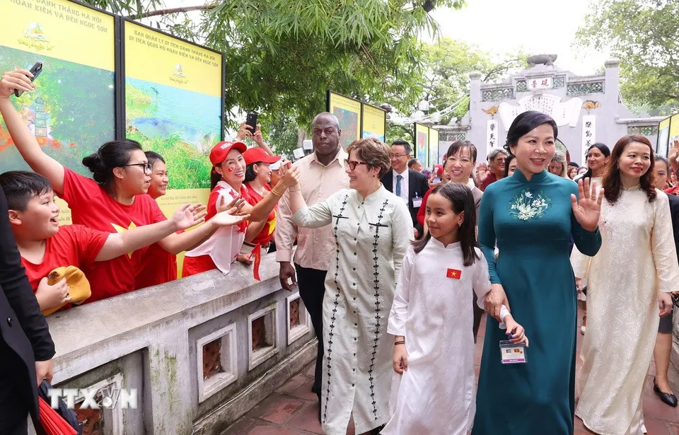 Người dân hân hoan chào đón hai Phu nhân, liên tục hô vang "Việt Nam- Cuba". Ảnh: TTXVN phu-nhan-ngo-phuong-ly-tai-ngo-phu-nhan-lis-cuesta-peraza-tai-ha-noi-9.jpg