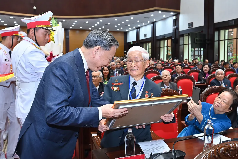 Tổng Bí thư Tô Lâm trao tặng Huy hiệu Đảng cho các lão thành cách mạng, nguyên lãnh đạo cao cấp của Đảng, Nhà nước. Ảnh: NHÂN DÂN Tổng Bí thư chia sẻ về định hướng, lựa chọn nhân sự cho Đại hội XIV của Đảng