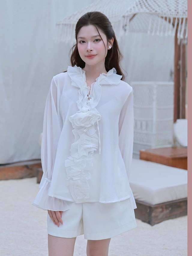 Nhẹ nhàng, bay bổng mà không 'sến' với áo voan- Ảnh 2. Nhẹ nhàng, bay bổng mà không 'sến' với áo voan- Ảnh 2.