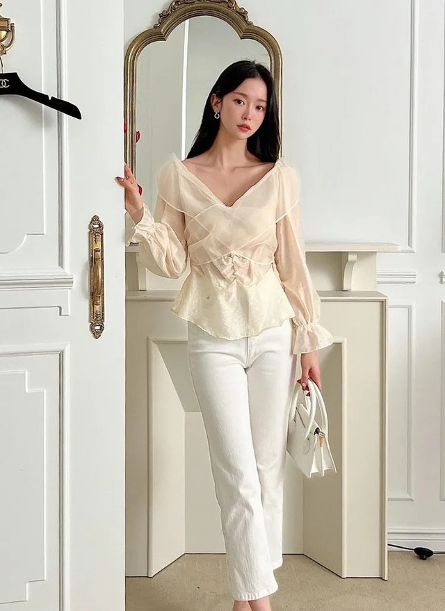 Nhẹ nhàng, bay bổng mà không 'sến' với áo voan- Ảnh 5. Nhẹ nhàng, bay bổng mà không 'sến' với áo voan- Ảnh 5.