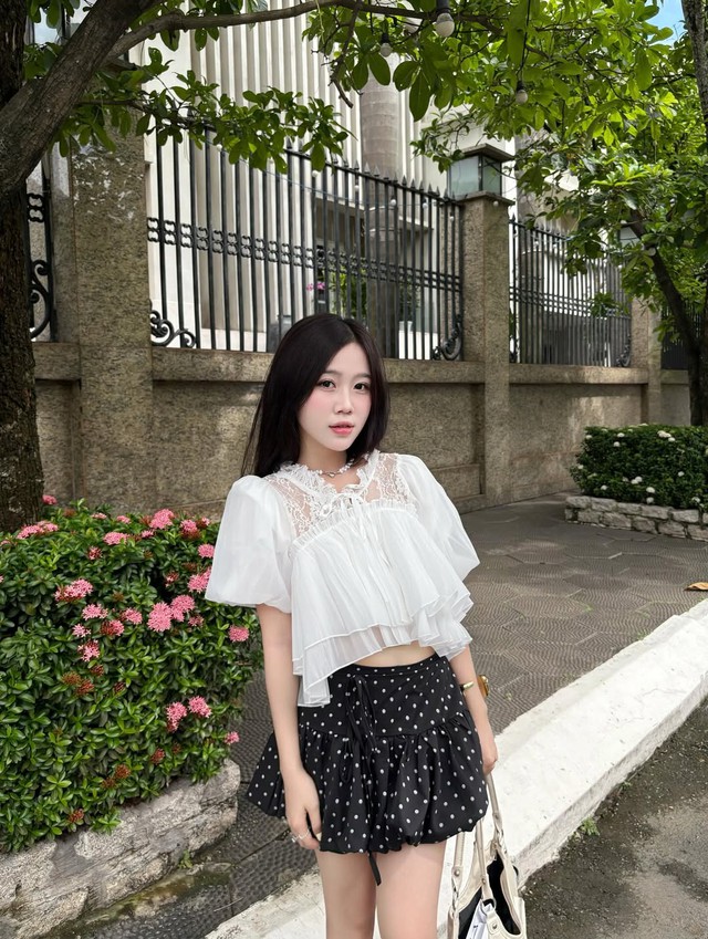 Nhẹ nhàng, bay bổng mà không 'sến' với áo voan- Ảnh 8. Nhẹ nhàng, bay bổng mà không 'sến' với áo voan- Ảnh 8.