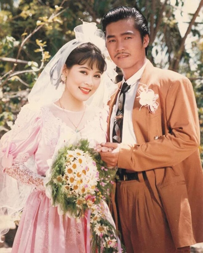 2 người đẹp cùng tên Diễm Hương: "Bạn gái Lý Hùng" nhận cát-xê 10 cây vàng/phim, nàng hậu 3 lần lấy chồng mới bình yên 5 Lý Hùng - Diễm Hương từng bị đồn là vợ chồng vì quá đẹp đôi trên màn ảnh lẫn các bức hình họa báo.