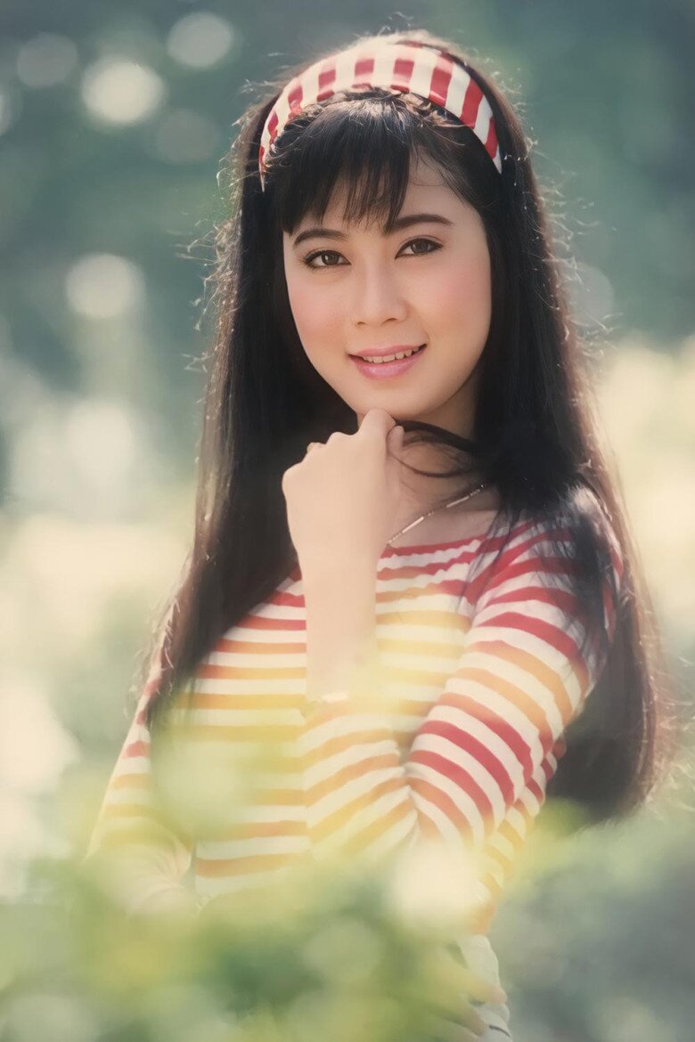 2 người đẹp cùng tên Diễm Hương: "Bạn gái Lý Hùng" nhận cát-xê 10 cây vàng/phim, nàng hậu 3 lần lấy chồng mới bình yên 6 Nhiếp ảnh gia Đoàn Minh Tuấn nhận xét về Diễm Hương: “Đó là một người xinh đẹp tuyệt trần, rất khó tìm được người khác như cô ấy”.