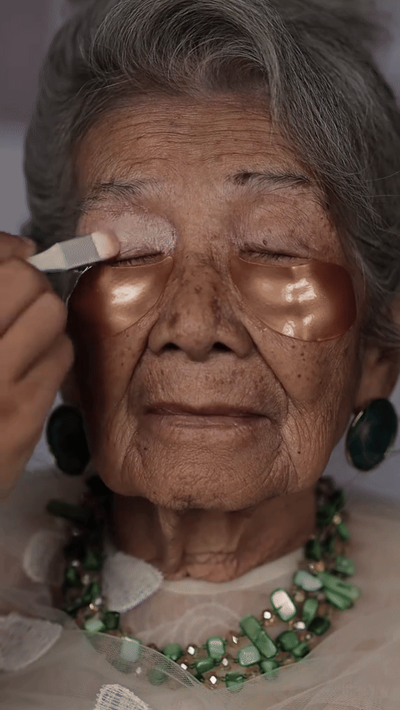 Bà ngoại quốc dân có màn biến hình gây sốt ở tuổi 93, ekip tiết lộ mục đích phía sau- Ảnh 3. Bà ngoại quốc dân có màn biến hình gây sốt ở tuổi 93, ekip tiết lộ mục đích phía sau- Ảnh 3.