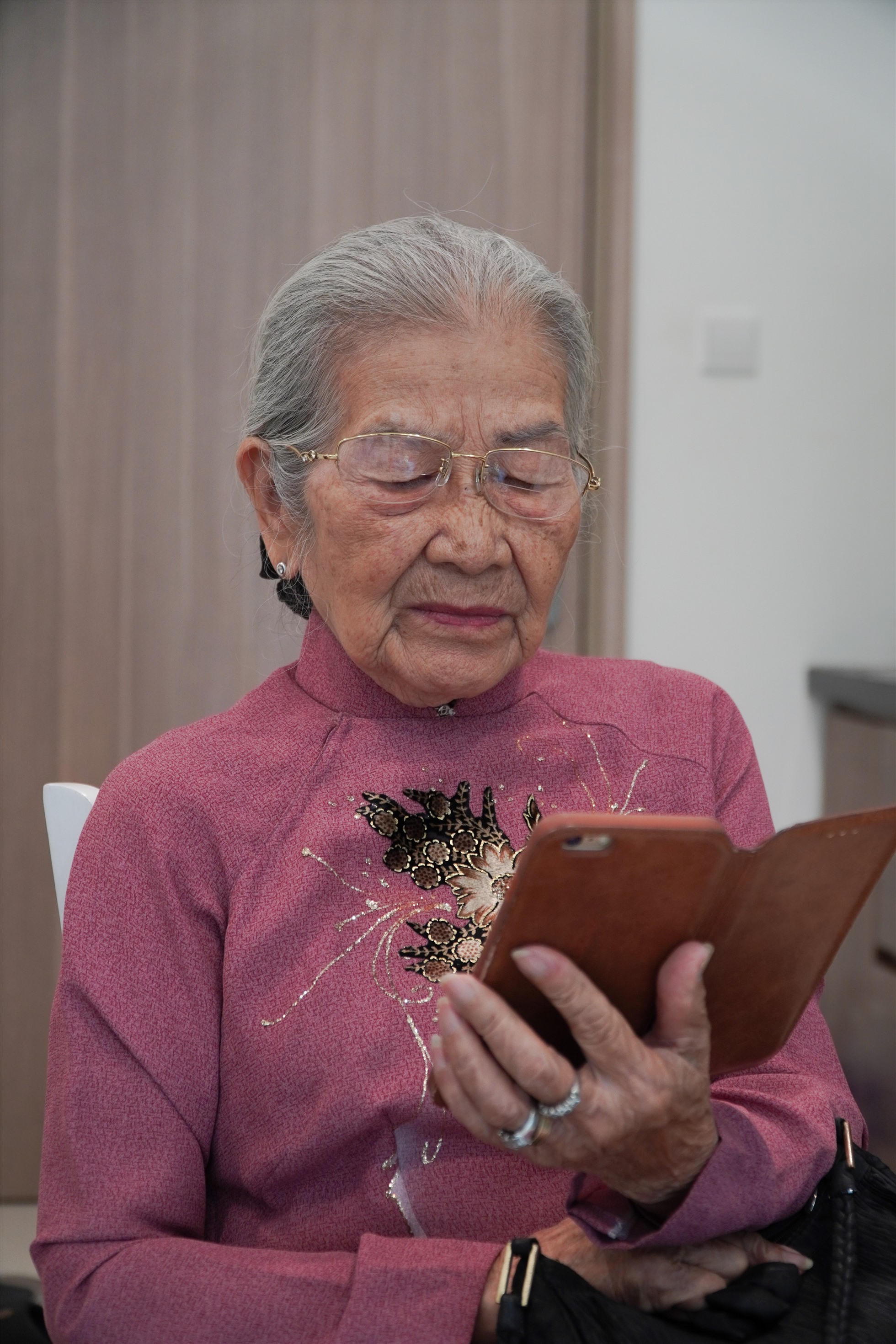 Bà ngoại quốc dân có màn biến hình gây sốt ở tuổi 93, ekip tiết lộ mục đích phía sau- Ảnh 9. Bà ngoại quốc dân có màn biến hình gây sốt ở tuổi 93, ekip tiết lộ mục đích phía sau- Ảnh 9.