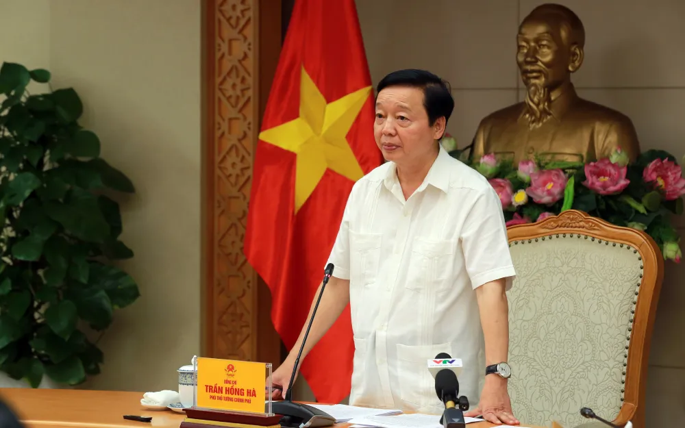 Phó Thủ tướng nhấn mạnh, nguyên tắc ứng phó với bão là "không có cơn bão nào là nhẹ". Ảnh: VGP bao-1-17586168856791918877078.jpg