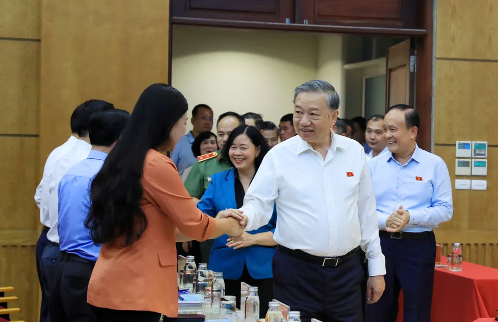 Tổng Bí thư Tô Lâm tiếp xúc với cử tri 11 phường thuộc đơn vị bầu cử số 1 của TP Hà Nội. Ảnh: HNY Tong-bi-thu-to-lam-2.jpg