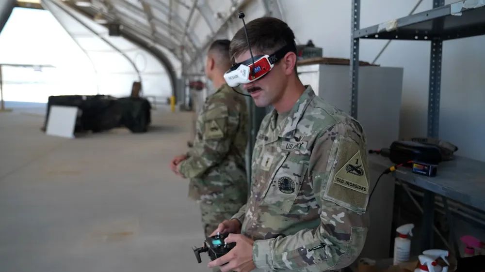 Binh lính Mỹ được huấn luyện chuẩn bị cho chiến tranh UAV tại căn cứ quân sự Fort Bliss, bang Texas (Mỹ). Ảnh: CNN chiến tranh UAV, Lầu Năm Góc, Mỹ, xung đột Nga-Ukraine.png