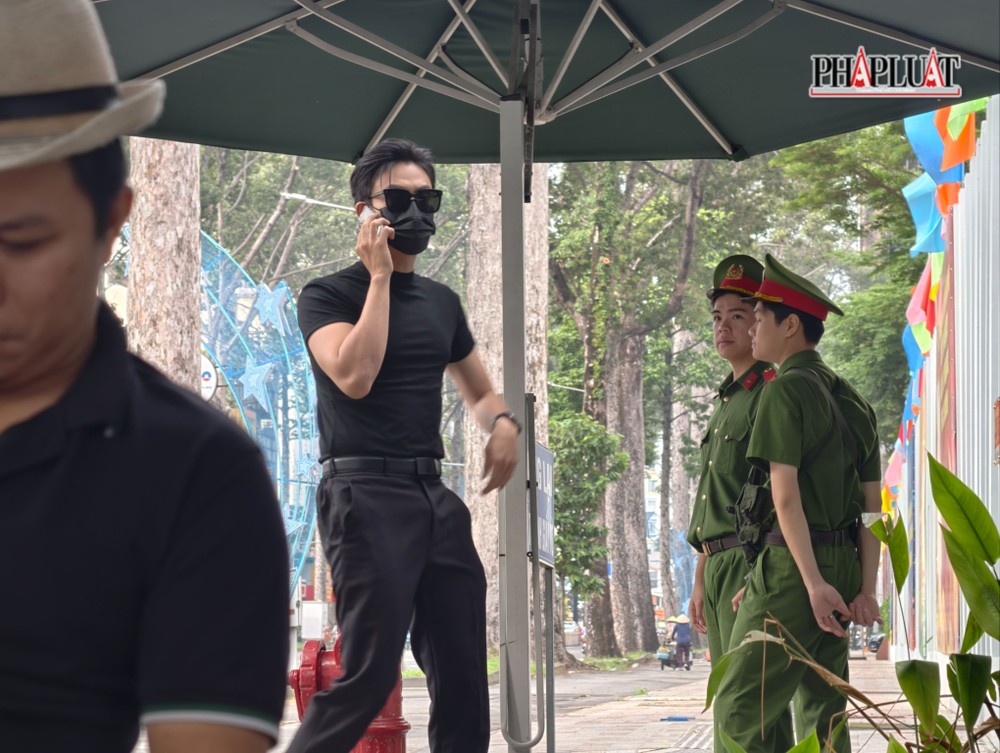 Một người được cho là tên Đại An cũng có mặt tại trụ sở Công an TP.HCM. Ảnh: N. TÂN