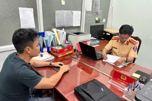 Xác minh, xử lý tài xế xe bán tải chạy xe kiểu ‘nửa vời’ trên lề đường