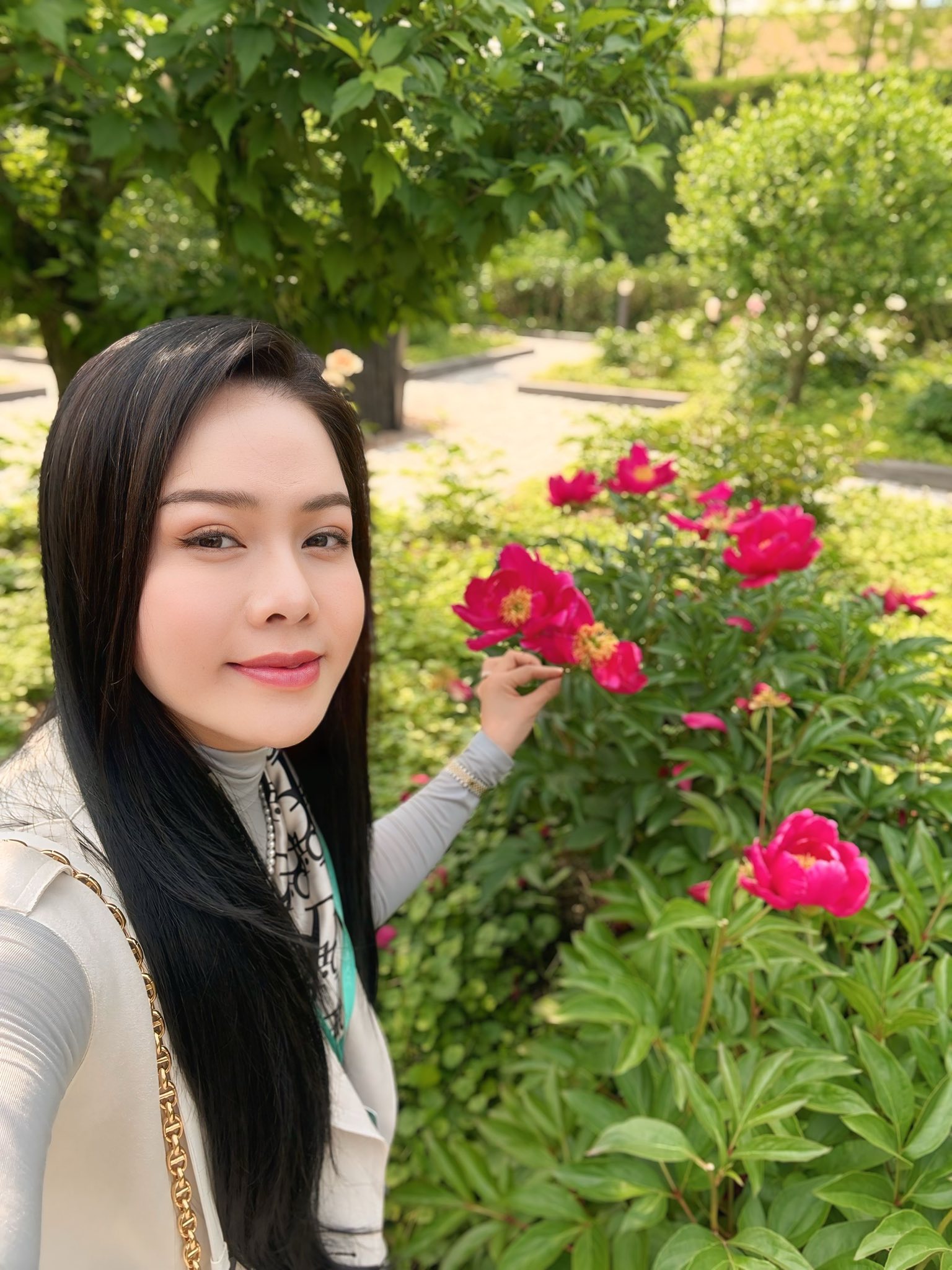 Nữ nghệ sĩ là đại gia có biệt thự TP.HCM 20 tỷ, 40 tuổi tự sinh con, bế con riêng về thăm nhà chồng cũ - Ảnh 2. Nữ nghệ sĩ là đại gia có biệt thự TP.HCM 20 tỷ, 40 tuổi tự sinh con, bế con riêng về thăm nhà chồng cũ - Ảnh 2.