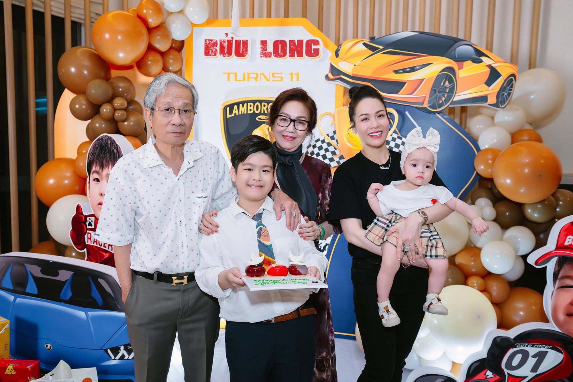 Nữ nghệ sĩ là đại gia có biệt thự TP.HCM 20 tỷ, 40 tuổi tự sinh con, bế con riêng về thăm nhà chồng cũ - Ảnh 3. Nữ nghệ sĩ là đại gia có biệt thự TP.HCM 20 tỷ, 40 tuổi tự sinh con, bế con riêng về thăm nhà chồng cũ - Ảnh 3.