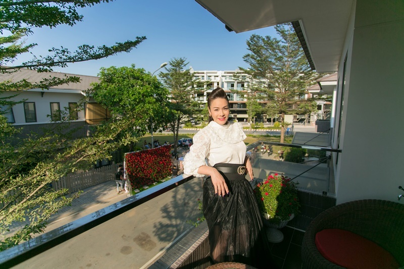 Nữ nghệ sĩ là đại gia có biệt thự TP.HCM 20 tỷ, 40 tuổi tự sinh con, bế con riêng về thăm nhà chồng cũ - Ảnh 7. Nữ nghệ sĩ là đại gia có biệt thự TP.HCM 20 tỷ, 40 tuổi tự sinh con, bế con riêng về thăm nhà chồng cũ - Ảnh 7.