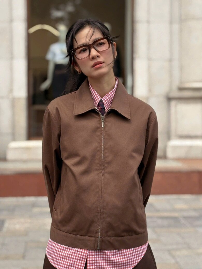 Oanh Kiều sở hữu nhan sắc trong trẻo, gương mặt thanh tú với làn da mịn màng, tươi sáng. Nụ cười rạng rỡ cùng đôi mắt biết nói giúp cô toát lên vẻ ngọt ngào nhưng vẫn đầy cuốn hút. Ở tuổi U40, cô vẫn giữ được thần thái trẻ trung, quyến rũ.