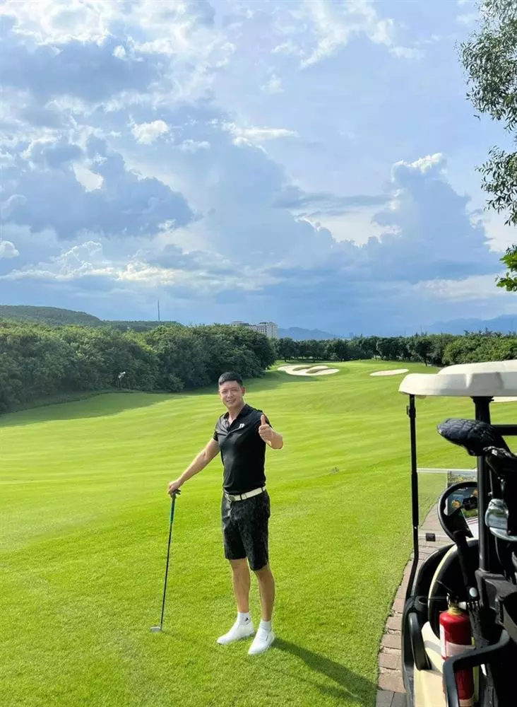 Nam diễn viên chuyển hướng sang kinh doanh, hiện là Chủ tịch câu lạc bộ golf.