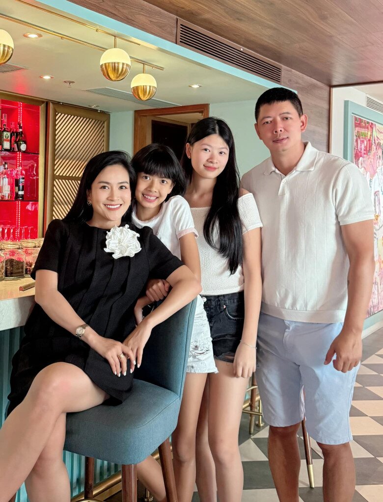 Bình Minh bên bà xã và 2 cô con gái có chiều cao nổi bật.