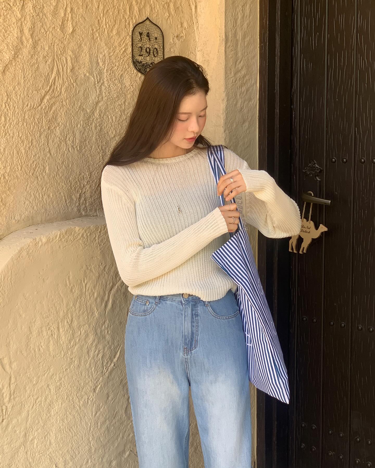 Áo trắng và quần jeans xanh: Combo đẹp nhất mùa thu giúp vẻ ngoài trông sang trọng và hack tuổi trong tích tắc - Ảnh 3.