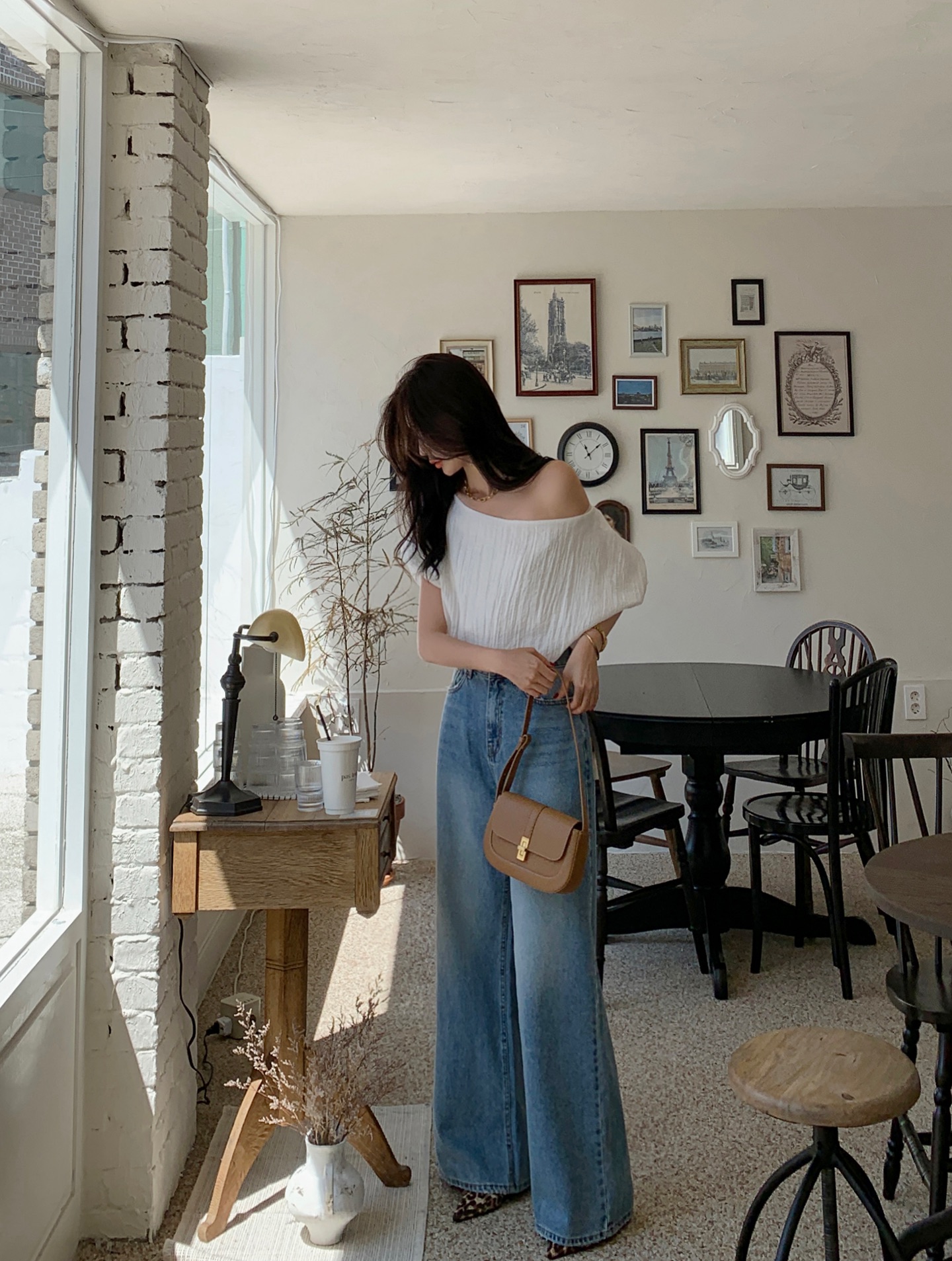 Áo trắng và quần jeans xanh: Combo đẹp nhất mùa thu giúp vẻ ngoài trông sang trọng và hack tuổi trong tích tắc - Ảnh 5.