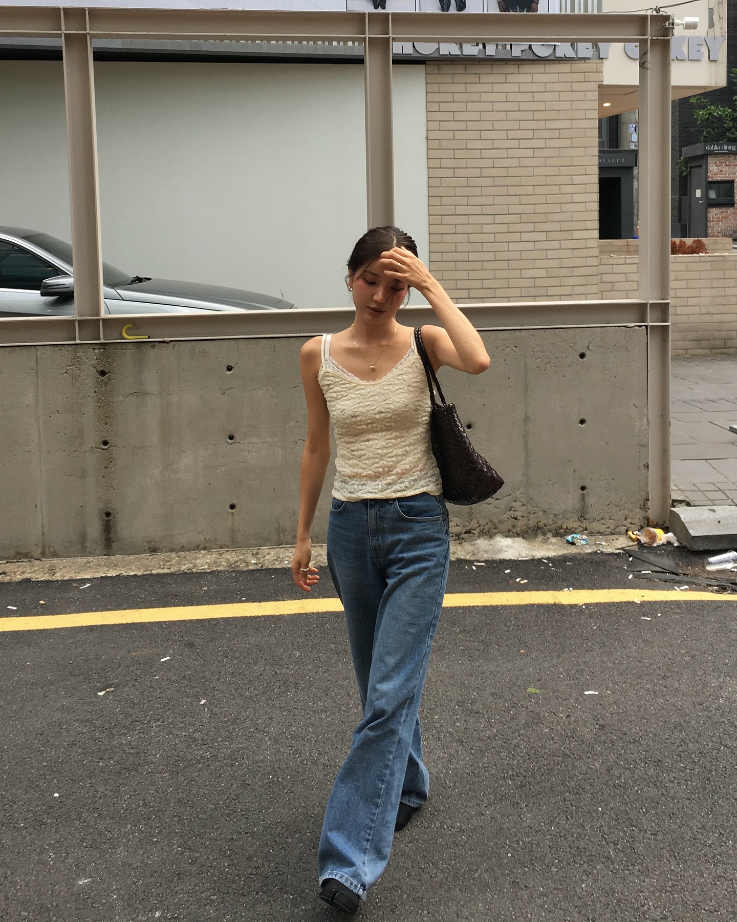 Áo trắng và quần jeans xanh: Combo đẹp nhất mùa thu giúp vẻ ngoài trông sang trọng và hack tuổi trong tích tắc - Ảnh 6.