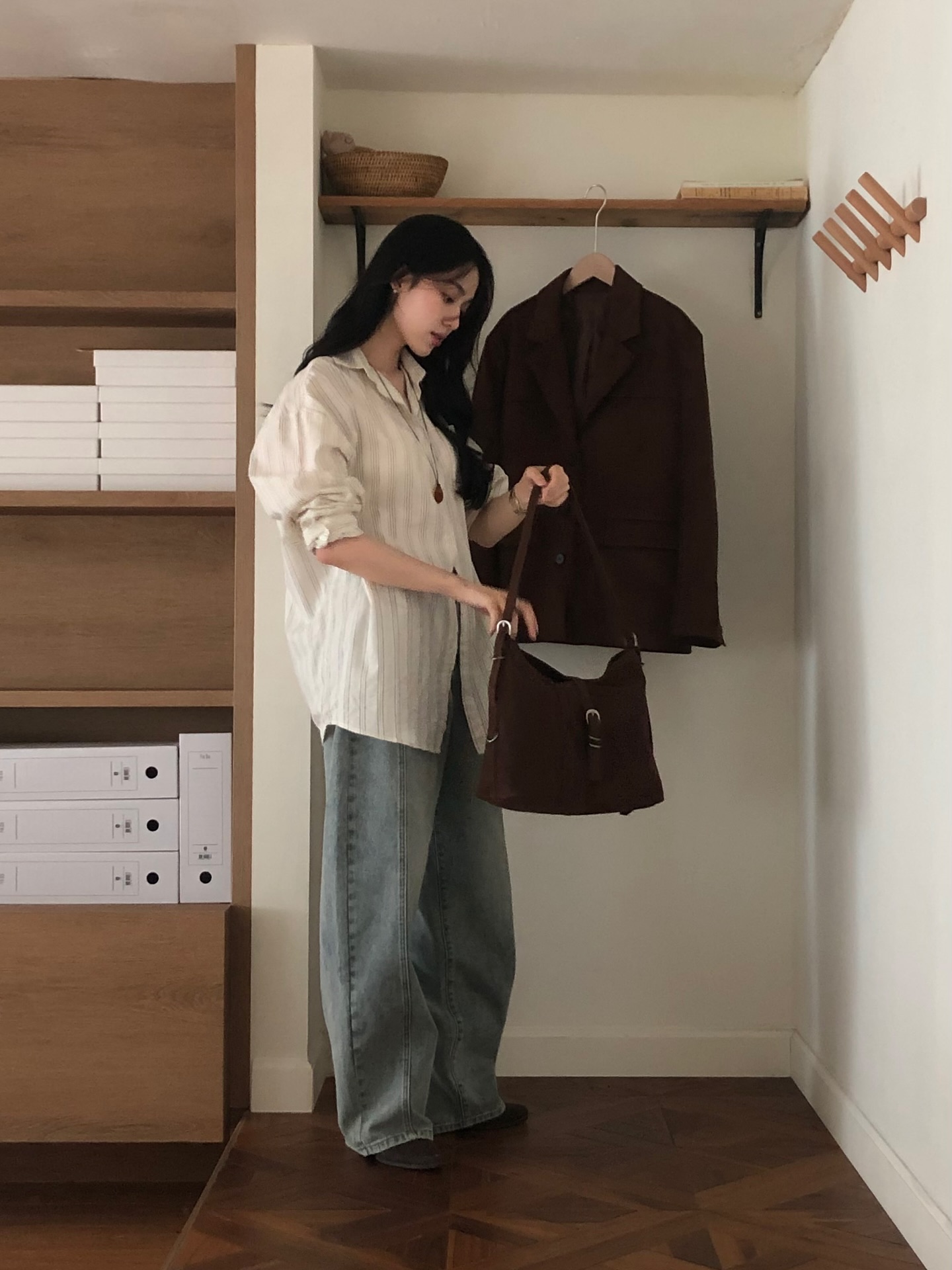 Áo trắng và quần jeans xanh: Combo đẹp nhất mùa thu giúp vẻ ngoài trông sang trọng và hack tuổi trong tích tắc - Ảnh 8.