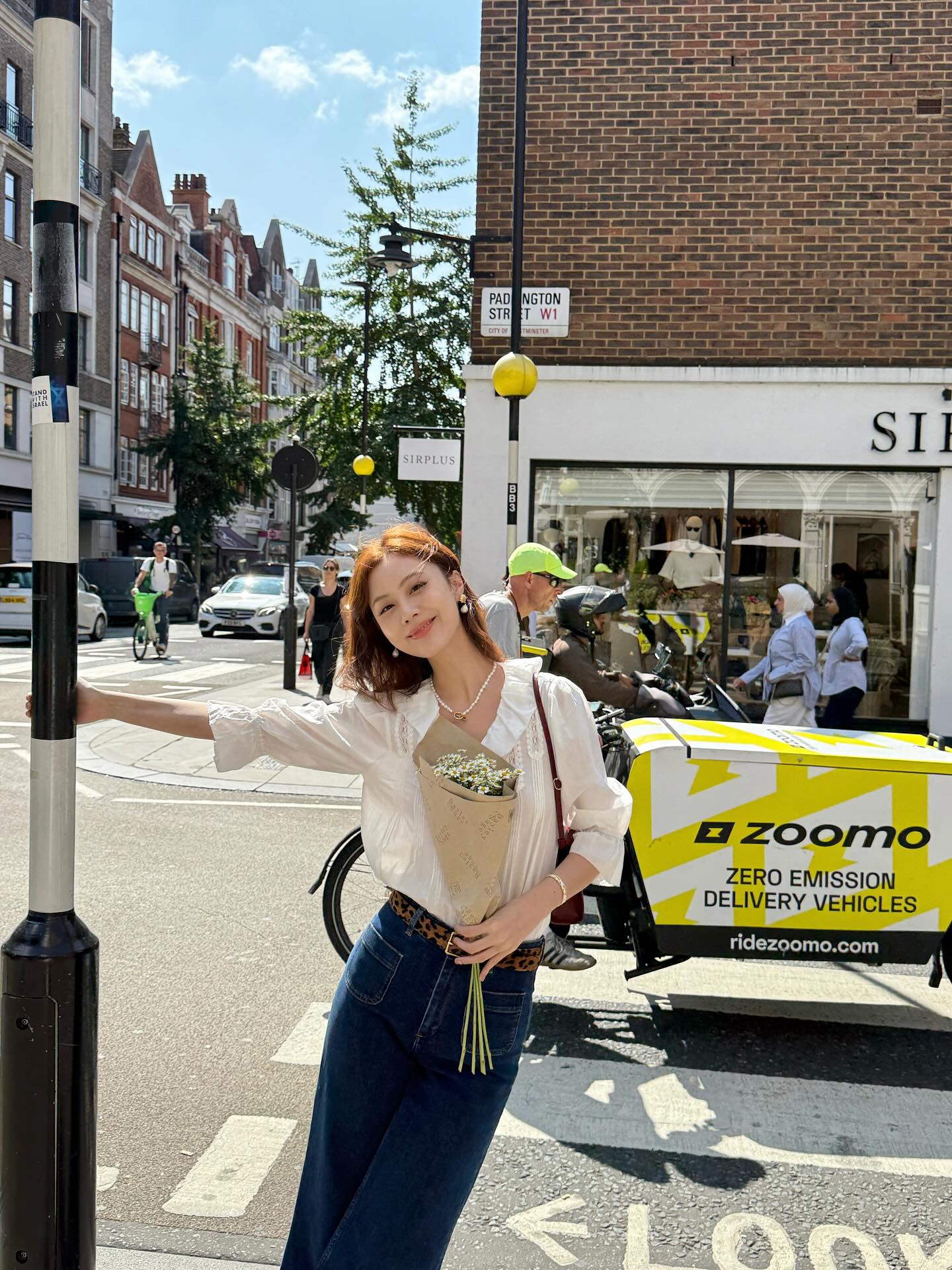 Áo trắng và quần jeans xanh: Combo đẹp nhất mùa thu giúp vẻ ngoài trông sang trọng và hack tuổi trong tích tắc - Ảnh 9.