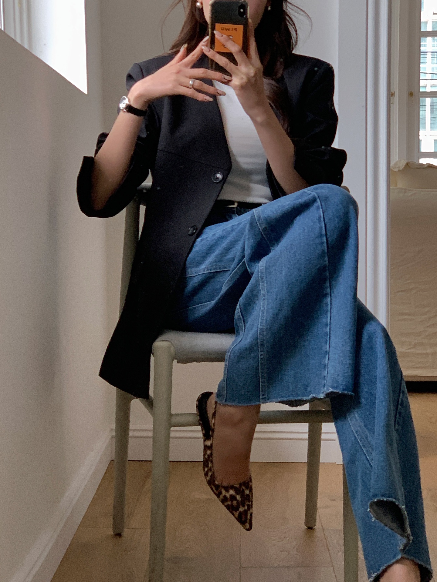 Áo trắng và quần jeans xanh: Combo đẹp nhất mùa thu giúp vẻ ngoài trông sang trọng và hack tuổi trong tích tắc - Ảnh 10.