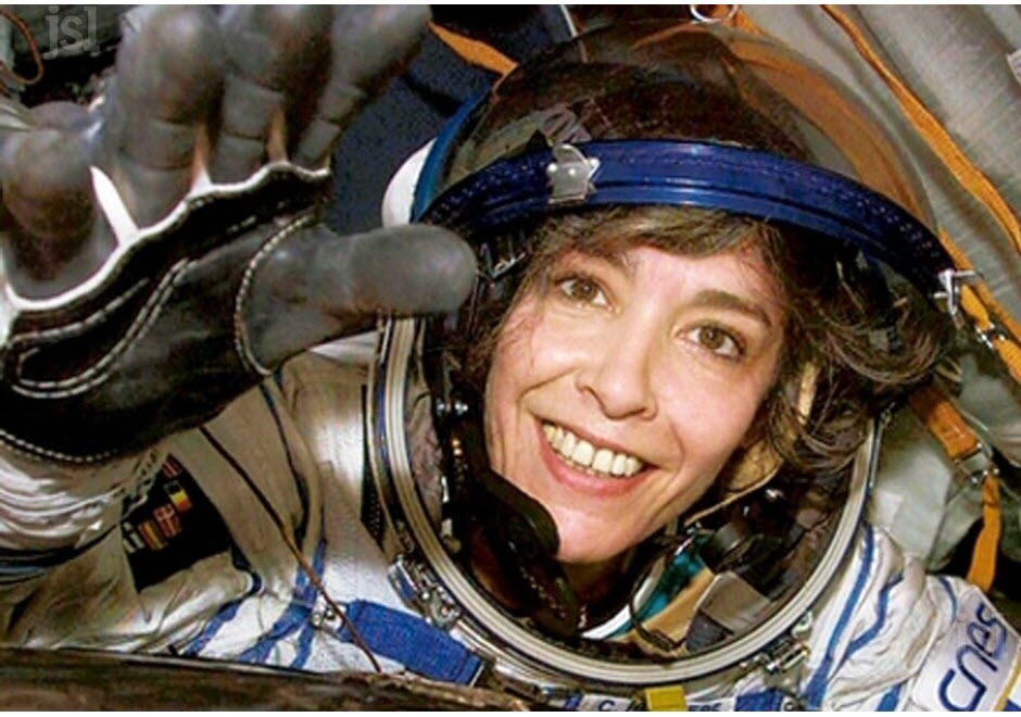 Nữ phi hành gia Pháp đầu tiên bay vào vũ trụ nói về văn hóa đọc- Ảnh 2. Nữ phi hành gia Pháp đầu tiên bay vào vũ trụ nói về văn hóa đọc- Ảnh 2.