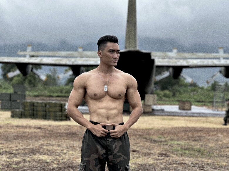 Lương Gia Huy có thời lượng xuất hiện ít nhưng gây ấn tượng mạnh bởi vóc dáng chuẩn.