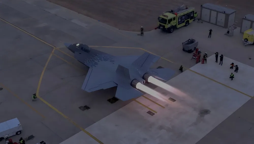 Tiêm kích KAAN do TAI (Thổ Nhĩ Kỳ) phát triển trong một buổi thử nghiệm tại Ankara (Thổ Nhĩ Kỳ) hồi cuối tháng 2. Ảnh: Türk Havacılık Uzay Sanayii (TAI)/X Tiêm kích KAAN của Thổ Nhĩ Kỳ.jpeg